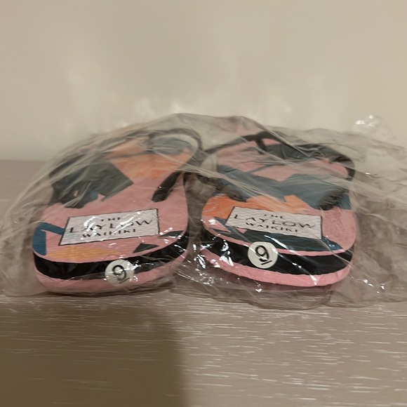 The Laylow Waikiki Flip Flops size 9 - Picture 3 of 3